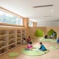 幼兒園裝修設(shè)計(jì)效果圖原木風(fēng)定制收納閱讀書柜。童躲避屋，色環(huán)保裝修。