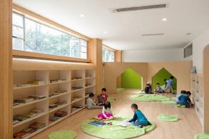 幼兒園裝修設(shè)計效果圖原木風定制收納閱讀書柜。童躲避屋，色環(huán)保裝修。