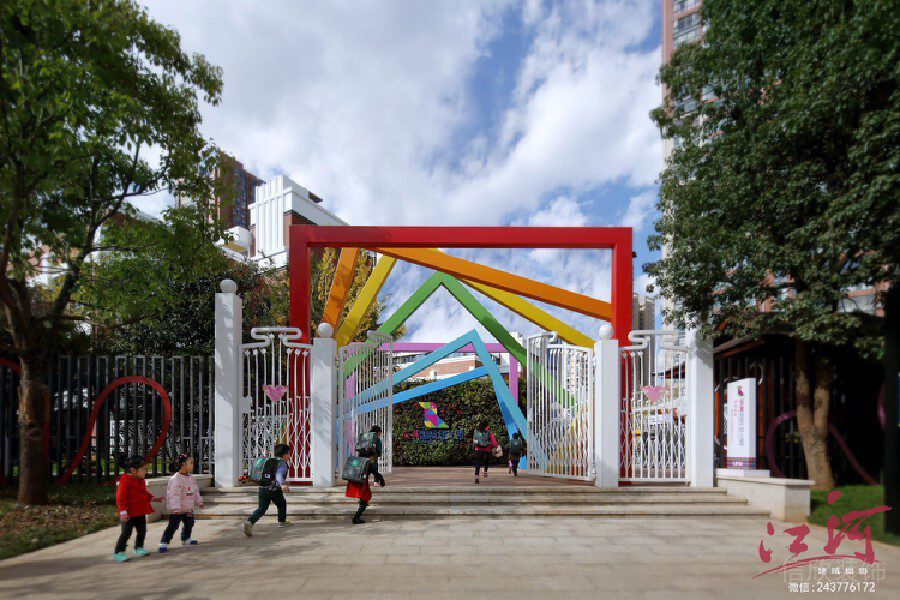 幼兒園彩虹金屬門框設(shè)計