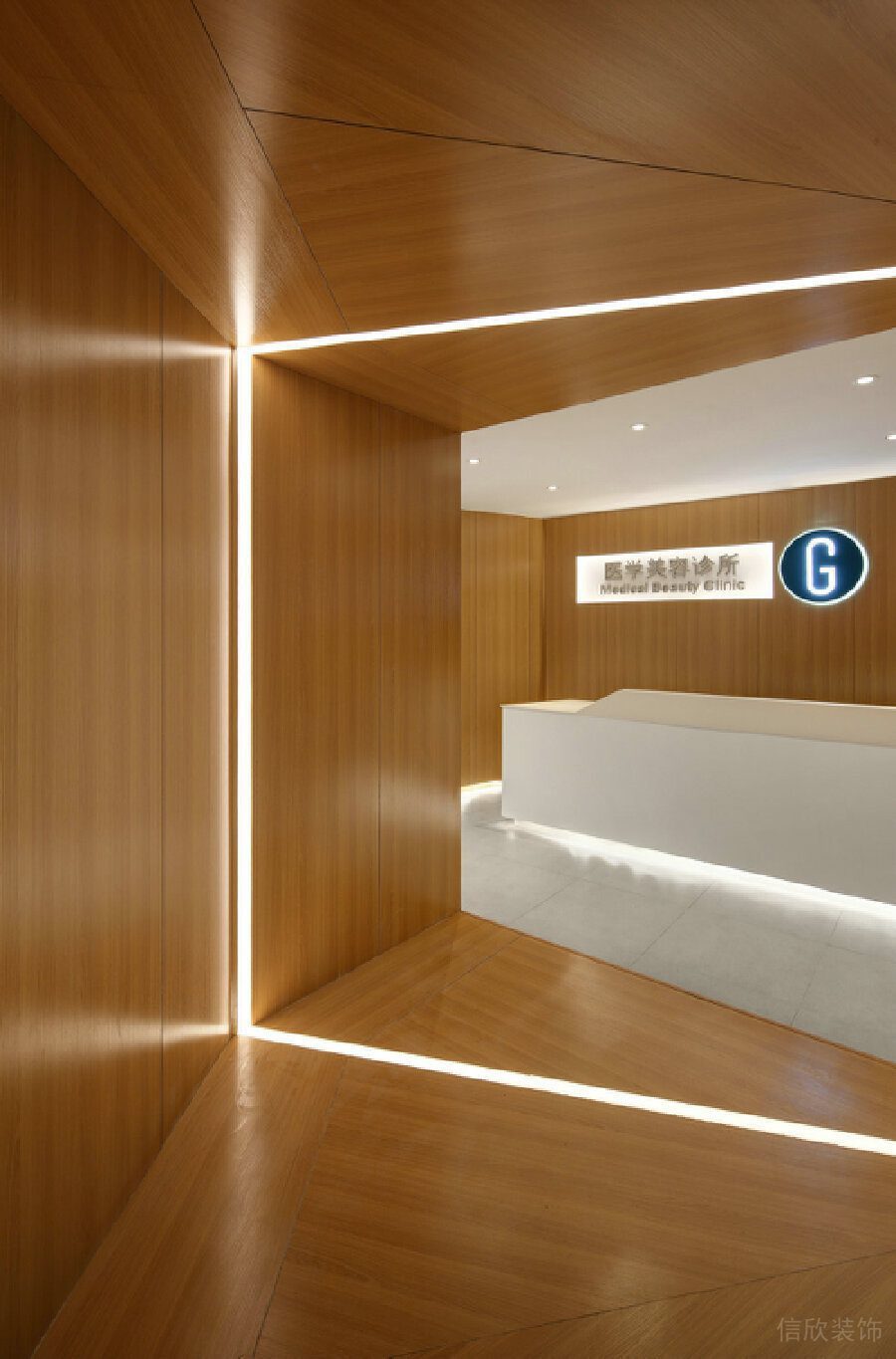 直線燈飾天花墻體一體設(shè)計(jì)led木制過(guò)道辦公室裝修
