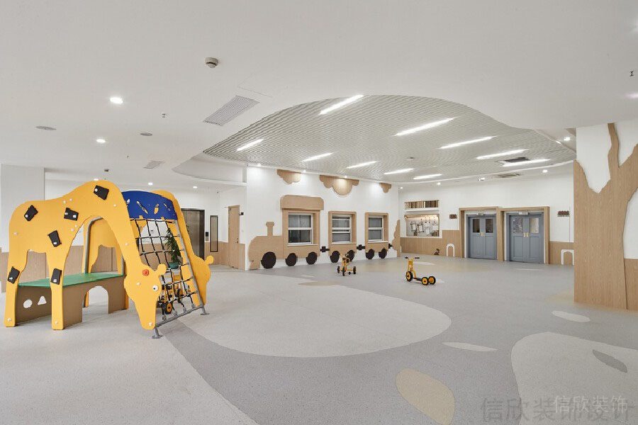 長頸鹿滑滑梯娛樂設(shè)施兒童培訓(xùn)機(jī)構(gòu)過道效果
