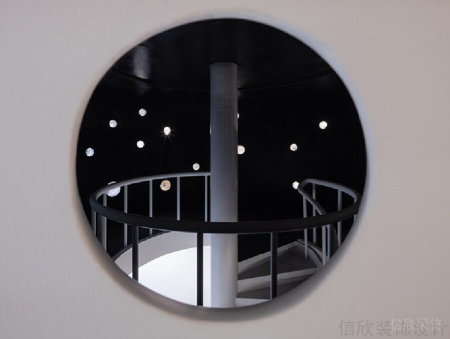 圓形鏤空墻體設(shè)計(jì)環(huán)形過(guò)道洞洞板鏤空黑白色調(diào)辦公室裝修效果圖