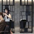 發(fā)型設(shè)計(jì)灰色墻體黑色金屬鏤空儲(chǔ)物柜裝修效果店鋪設(shè)計(jì)