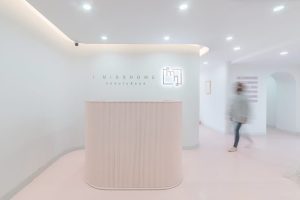 粉色條紋瓦楞板前臺區(qū)裝修辦公室燈飾設(shè)計圖