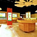 超市裝修效果圖木柜產(chǎn)品展示區(qū)域常駐廣告效果呈現(xiàn)木質(zhì)吊頂pvc地板裝修設(shè)計