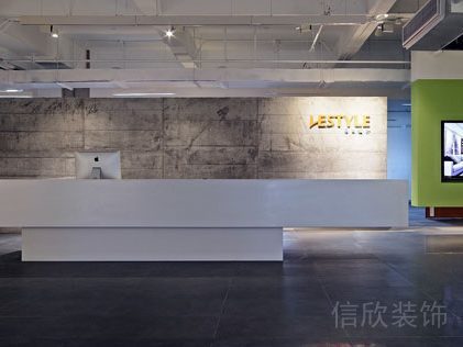 現(xiàn)代簡約工業(yè)風前臺區(qū)域接待臺裝修效果辦公室過道