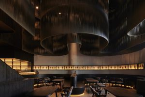 黑色極簡風(fēng)餐廳黑色波浪吊頂裝修設(shè)計(jì)
