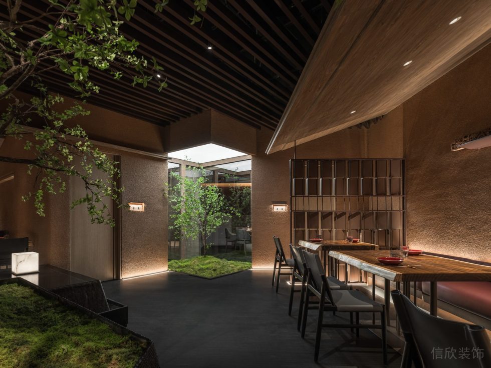 深圳福田新中式木質(zhì)餐廳木板抽縫天花板裝修設(shè)計(jì)