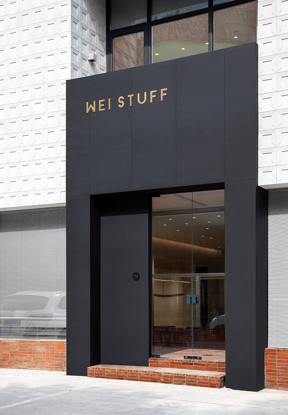 深圳市寶安區(qū)松崗wei Stuff服裝店裝修設(shè)計(jì)-黑白半透明外立面二