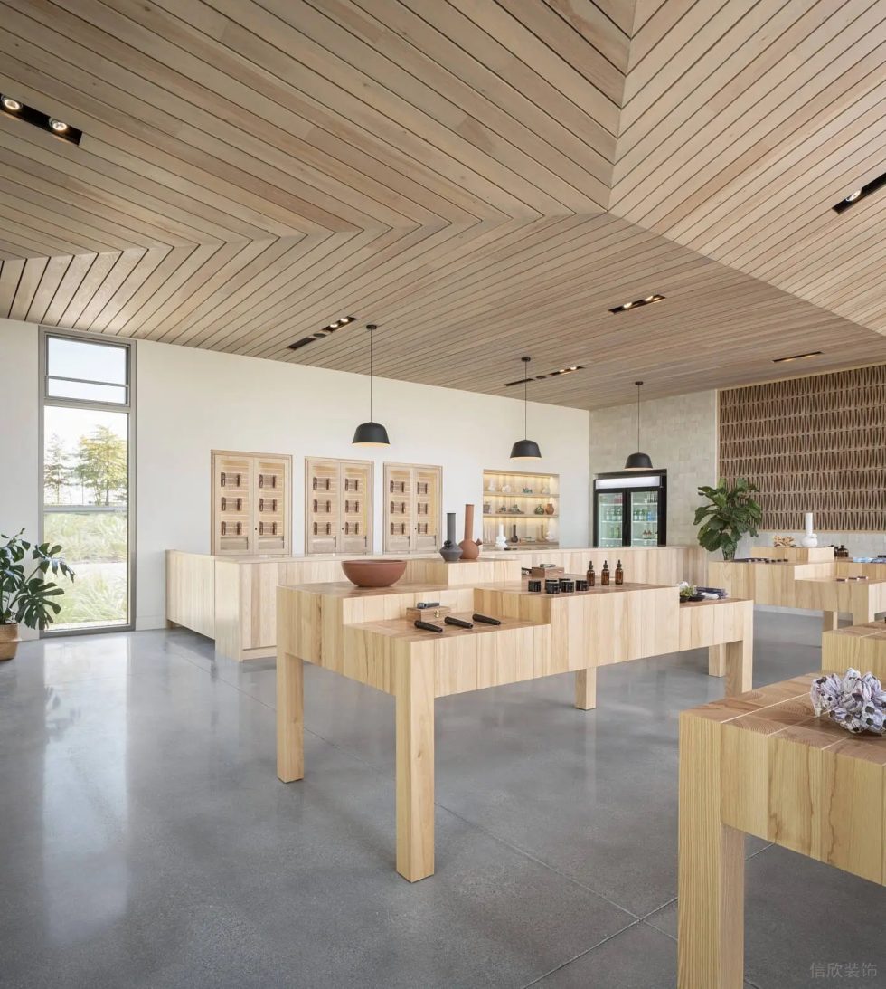 深圳市福田區(qū)華強海藻旗艦緬因州品牌 Seaweed Co. 的旗艦店裝修設計 原木風展臺