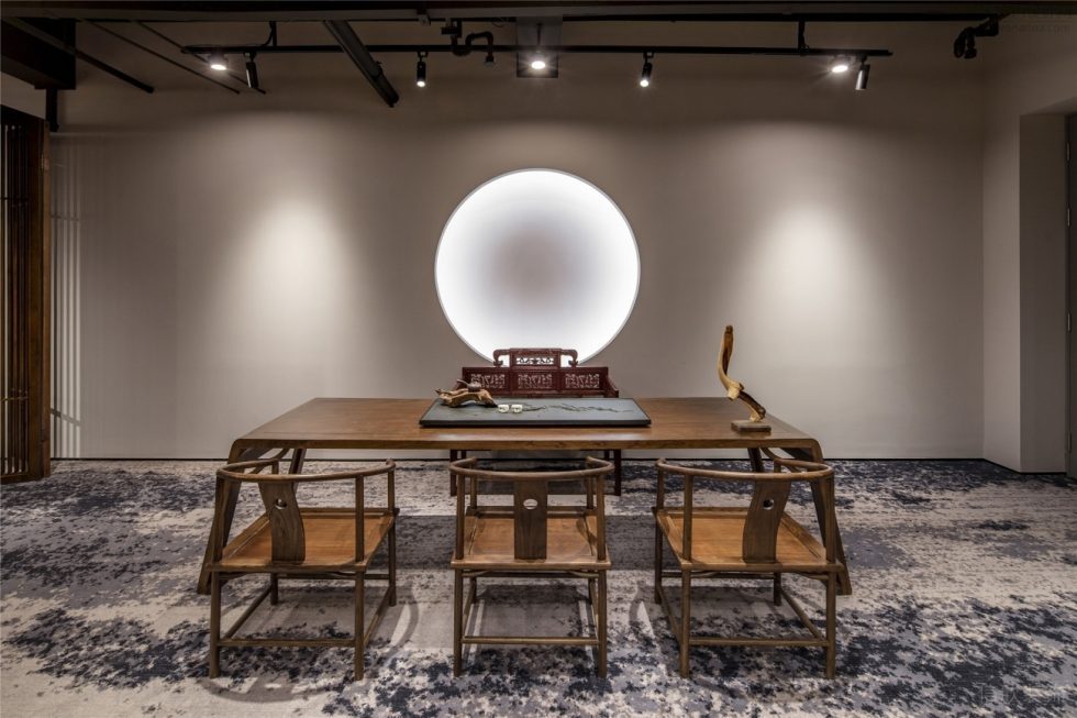 極簡中式混搭風(fēng)陶瓷藝術(shù)品展廳裝修設(shè)計(jì) 實(shí)木桌椅及背景漸變圓燈
