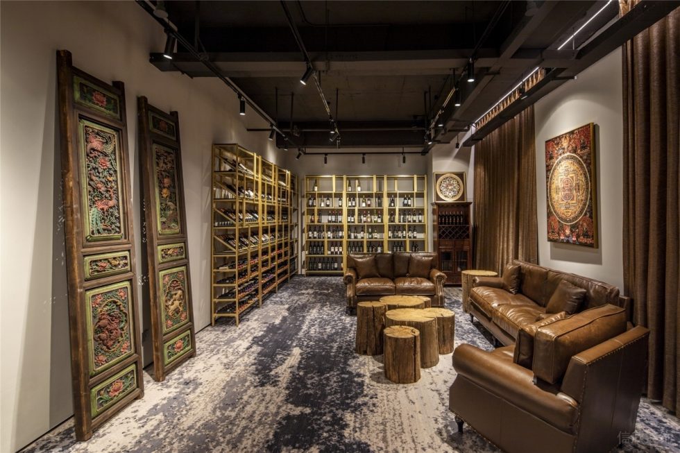 極簡中式混搭風陶瓷藝術品展廳裝修設計 棕色皮藝沙發(fā)及酒架