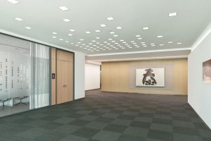 淡色現(xiàn)代風(fēng)辦公室裝修設(shè)計(jì)淺色調(diào)過廊效果圖