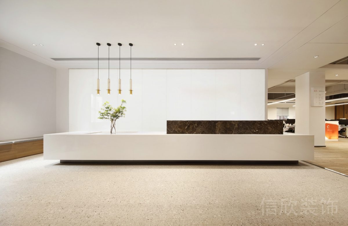 原木風(fēng)現(xiàn)代風(fēng)格辦公空間白色接待臺裝修設(shè)計(jì).jpg
