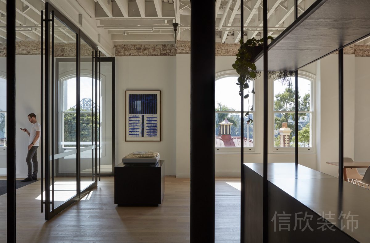 實木地板鏤空白色天花設(shè)計現(xiàn)代極簡風(fēng)辦公室走廊裝修圖