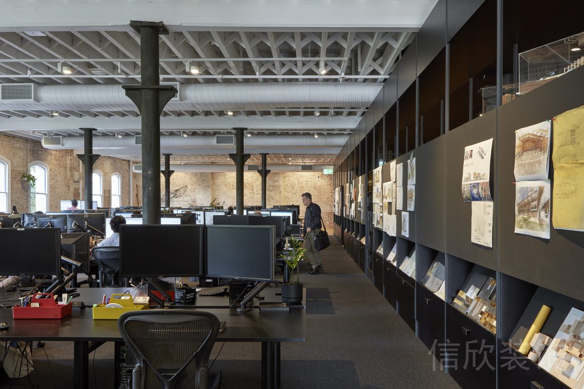 商務風現(xiàn)代辦公室收納墻柜黑色金屬書架設計工作桌效果圖